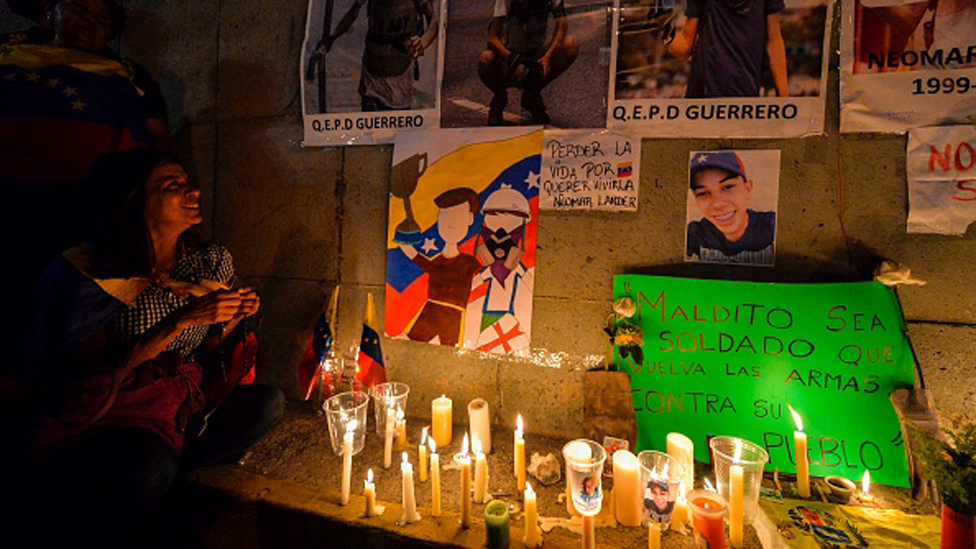 La oposición asegura que Neomar Lander murió por una lata de gas lacrimógeno disparada por la policía, pero el defensor del pueblo asegura que la causa fue un "explosivo de fabricación artesanal". Altar de la oposición en el lugar donde murió Neomar Lander