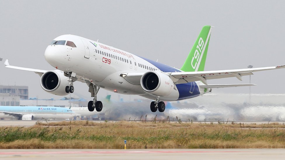 Comac C919, первый большой пассажирский самолет Китая, вылетает из международного аэропорта Пудун в Шанхае 10 ноября 2017 г.