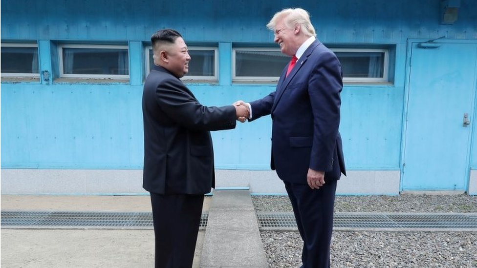 Президент США Дональд Трамп пожимает руку лидеру Северной Кореи Ким Чен Ыну во время их встречи в демилитаризованной зоне, разделяющей две Кореи, в Панмунджоме, Южная Корея, 30 июня 2019 года.