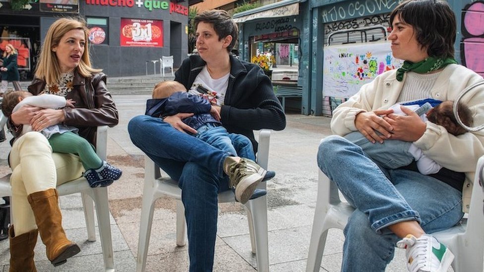 Tri žene doje u Španiji tokom Svetske nedelje dojenja u oktobru 2023.
