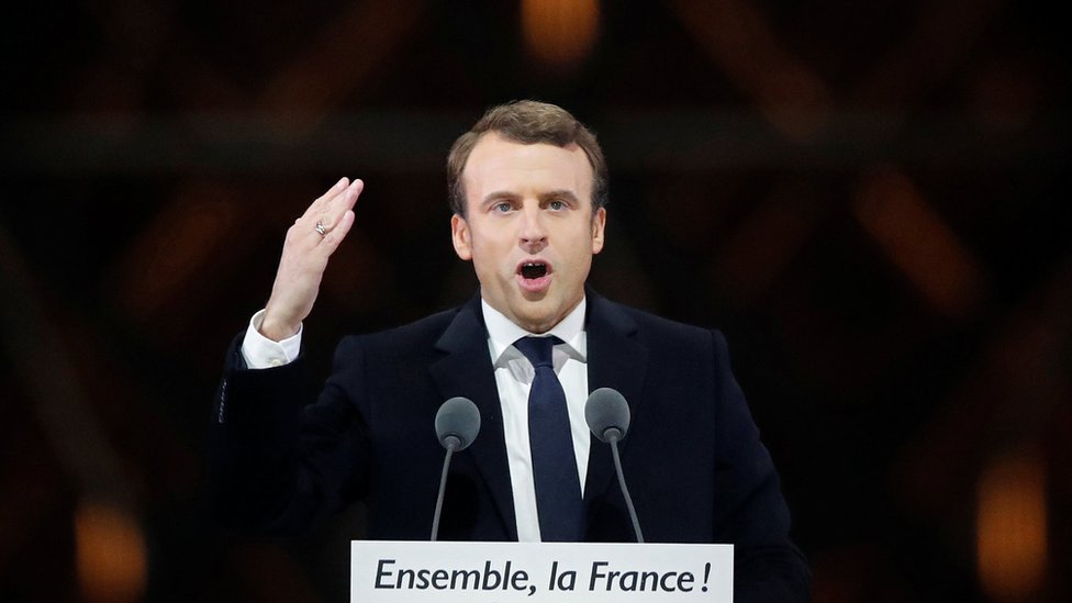 Эммануэль Макрон на сцене в ночь на второй тур президентских выборов во Франции