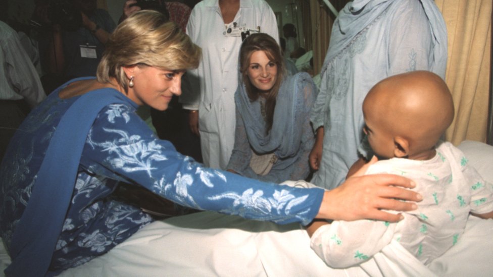 Диана, принцесса Уэльская, в больнице в Лахоре, Пакистан, в 1997 году
