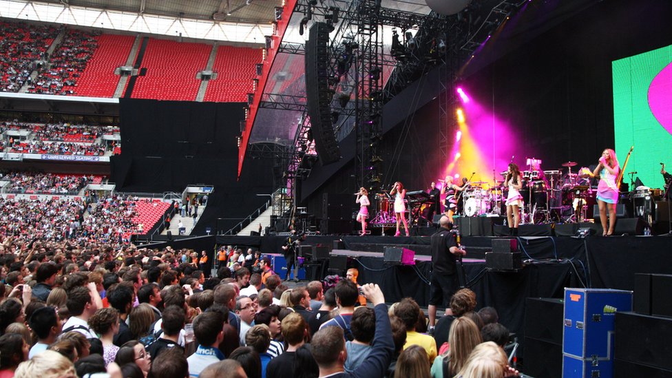 Поддержка Coldplay на стадионе Уэмбли