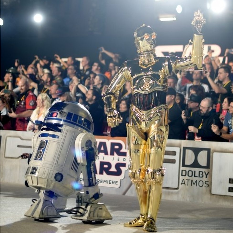 Los personajes de larga data R2-D2 y C-3PO estaban entre los droides representados en la alfombra roja. R2-D2 y C-3PO.