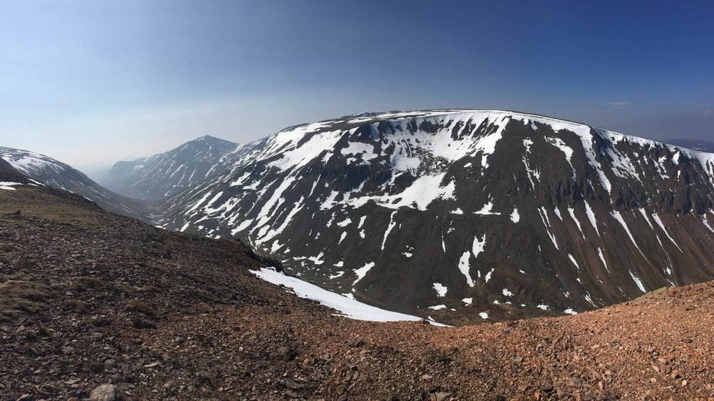 Глядя через Lairig Ghru