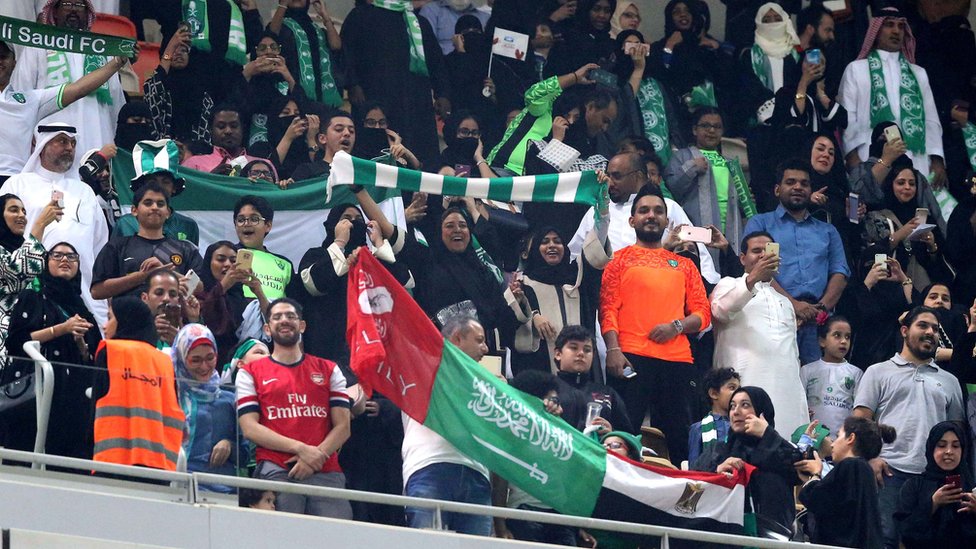 Саудовские семьи приветствуют посещение спортивного города короля Абдаллы, известного как «сияющая жемчужина», на футбольный матч Саудовской футбольной лиги Аль-Ахли и Аль-Батин в Джидде, Саудовская Аравия, 12 января 2018 г.