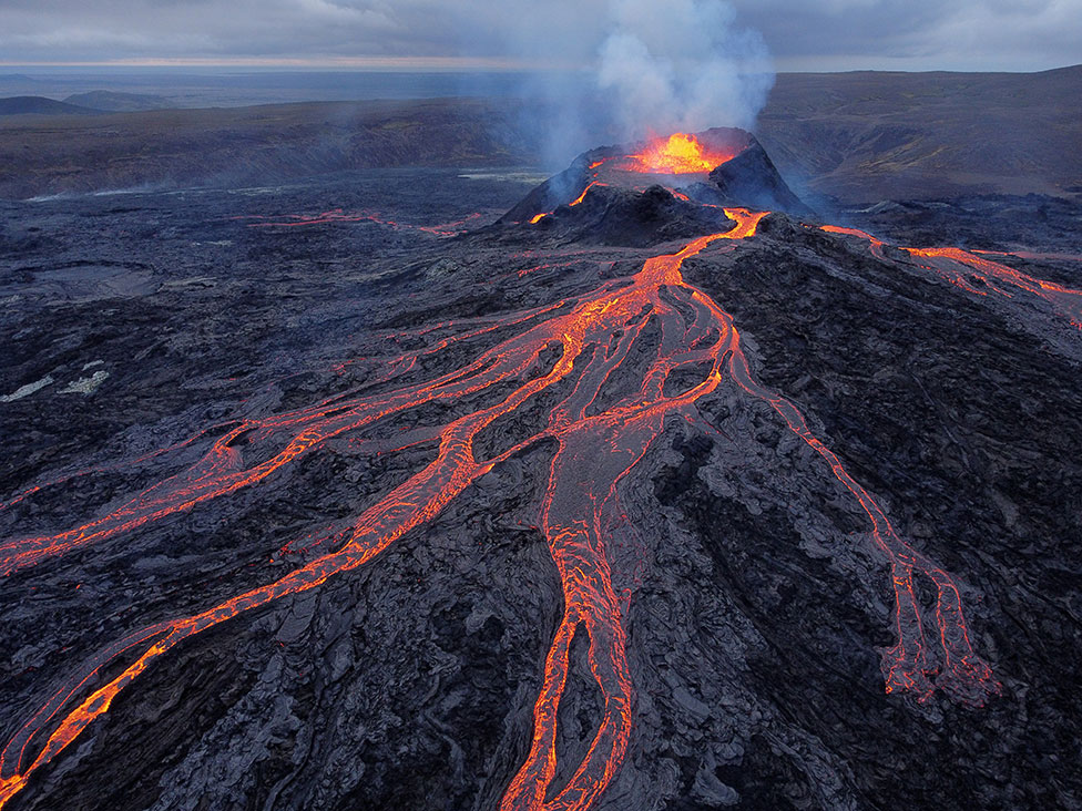 Vulkan Fargradalsfjal izbacuje lavu u blizini islandske prestonice Rejkjavika