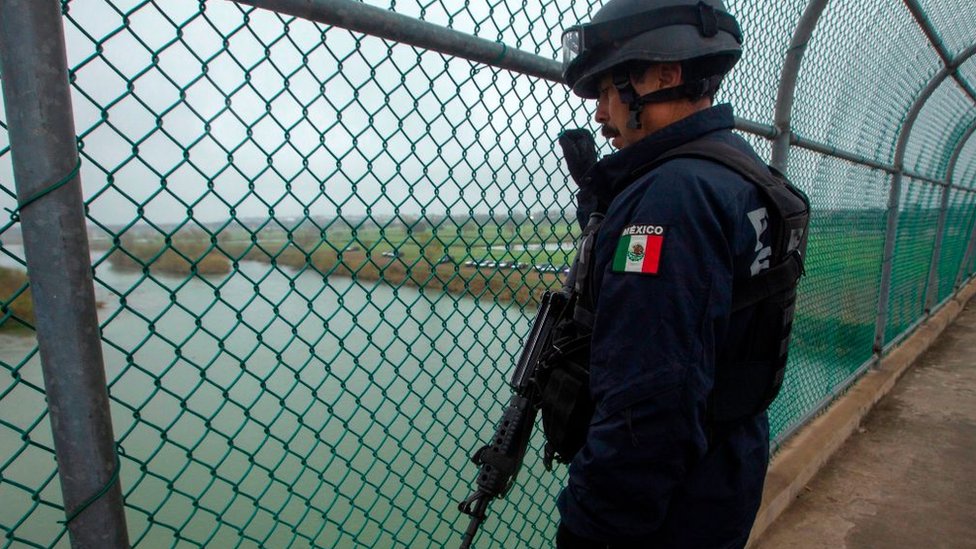 Policía mexicana en la frontera entre Piedras Negras y Texas.