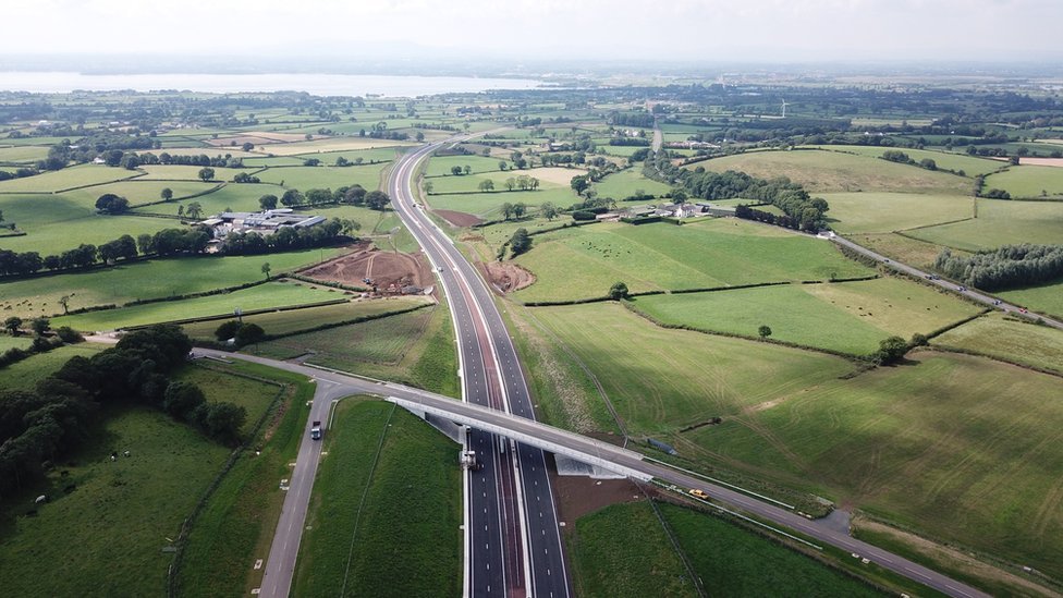Вид с воздуха на новый участок A6 между Randalstown и Toomebridge,