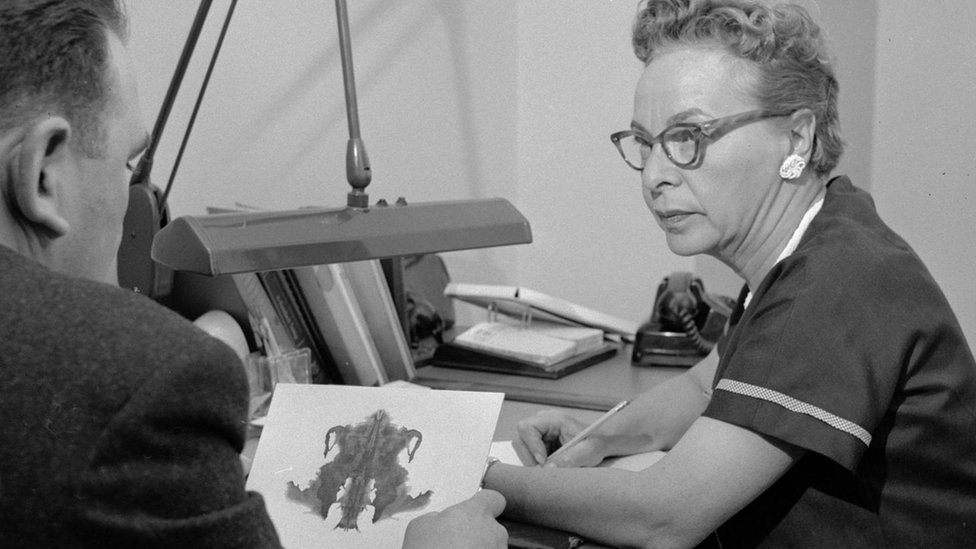 La prueba de la mancha de tinta fue diseñada por el psiquiatra alemán Herman Rorschach. Psicóloga realizando a un sujeto la prueba de la mancha de tinta