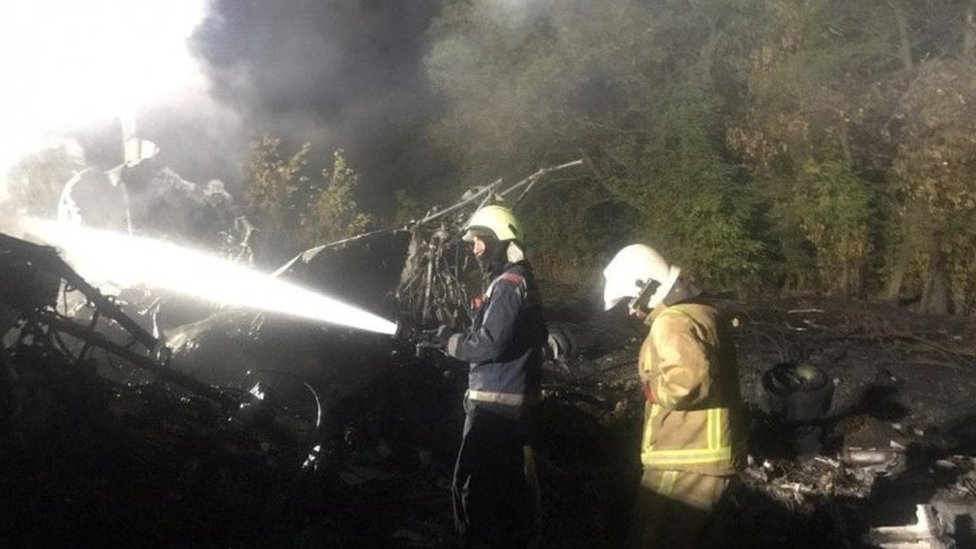 Os bombeiros lutam contra um incêndio no local do acidente perto de Kharkiv, Ucrânia.  Foto: 25 de setembro de 2020