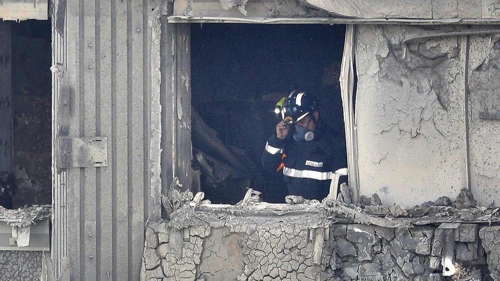 Los vehículos de los bomberos tenían capacidad para combatir el fuego desde el exterior hasta 30 metros de altura, lo cual limitó la capacidad para combatir las llamas. Un bombero al interior del edificio
