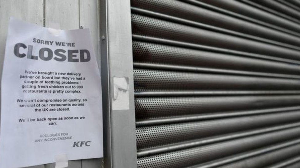 Закрытая вывеска ресторана KFC