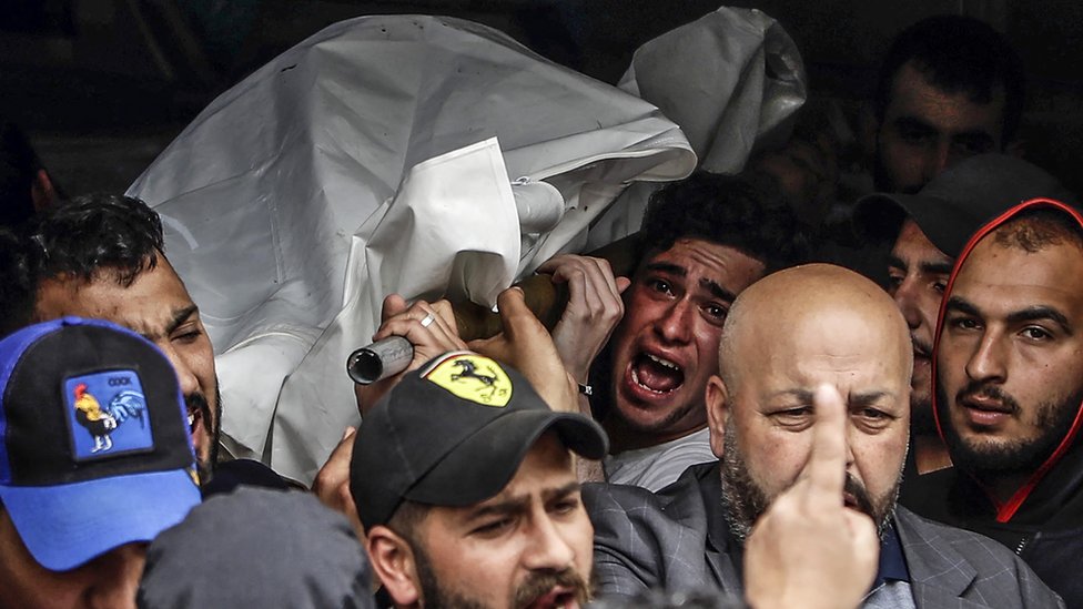 مشيعون يحملون جثمان أحد من غرقوا من ركاب مركب للهجرة غير الشرعية غرق قبالة طرابلس اللبنانية
