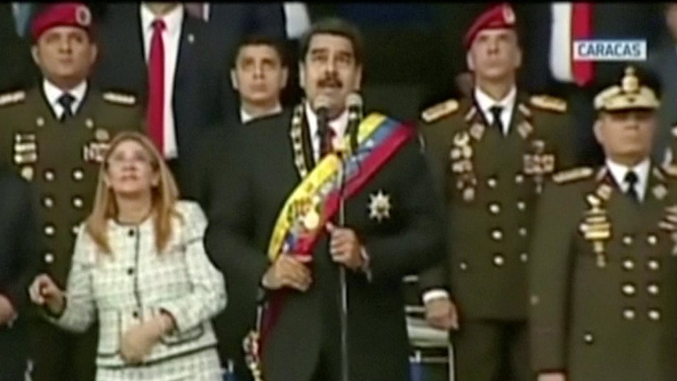 Nicolás Maduro y su esposa miran al cielo