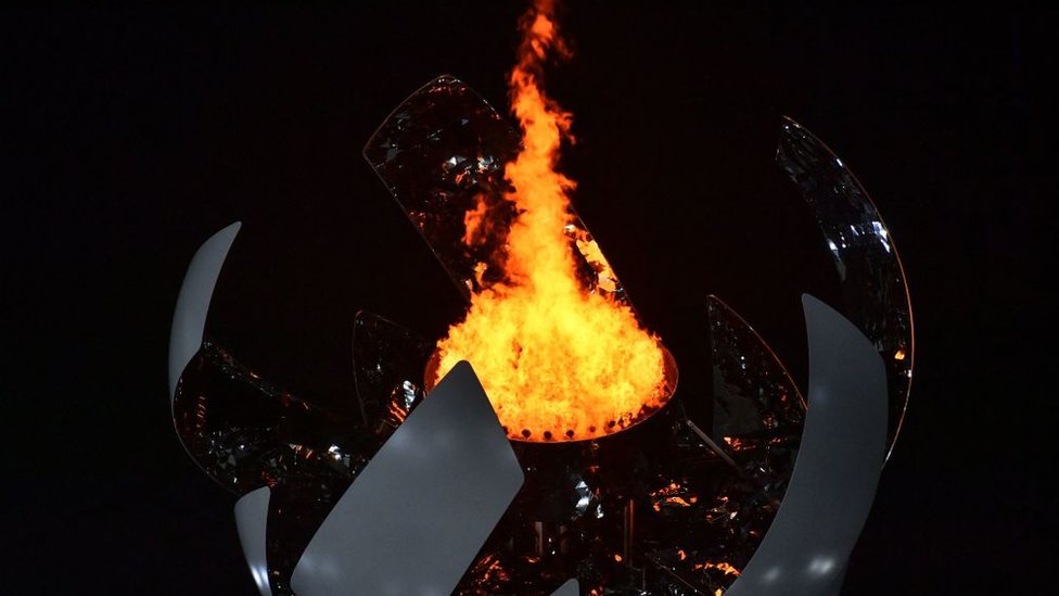 El caldero olímpico se enciende durante la ceremonia de clausura de los Juegos Olímpicos de Tokio 2020.