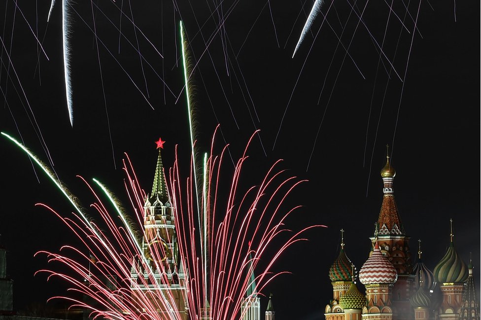 Fuegos artificiales explotan frente al Kremlin en Moscú.