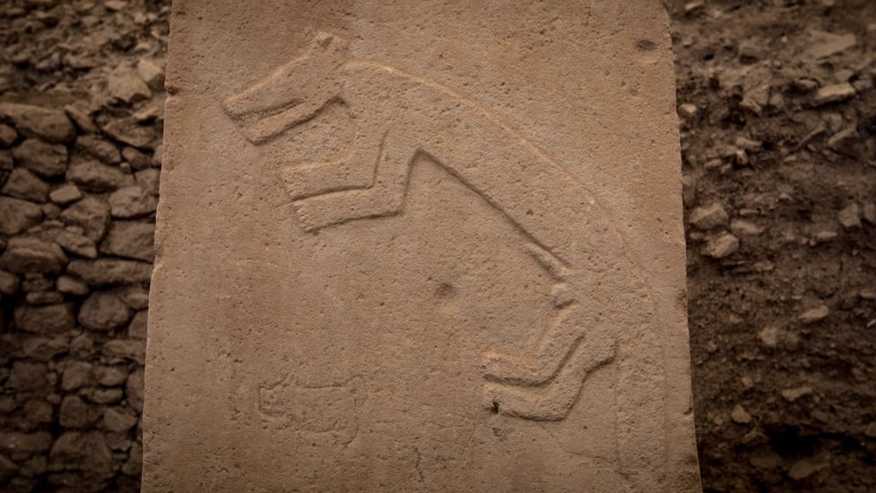 Una columna de Göbekli Tepe con una decoración tallada de un animal.