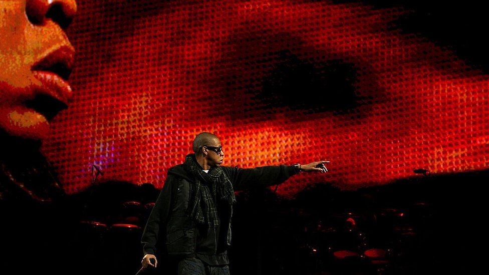 Jay-Z на сцене в Гластонбери