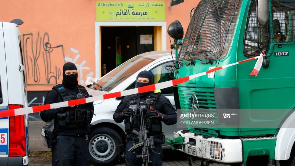 Полиция стоит перед мечетью Аль-Иршад во время рейда 30 апреля 2020 года в Берлине