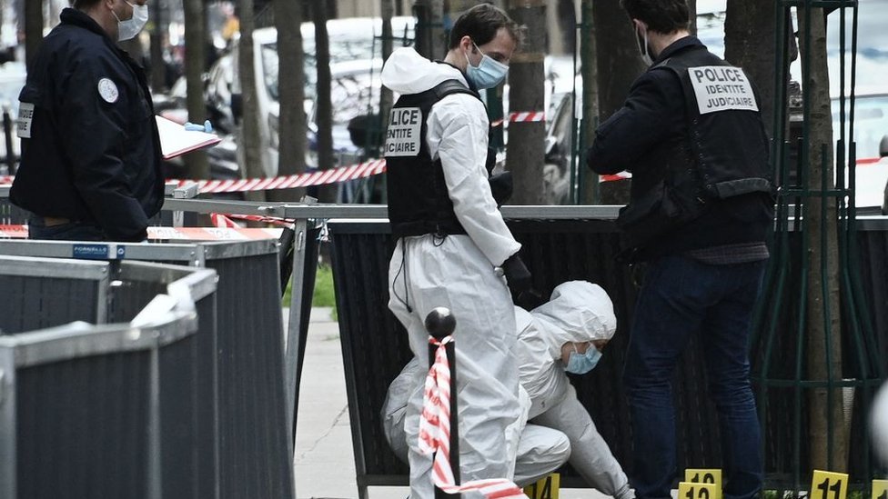 Manhunt after 'execution' shooting in Paris