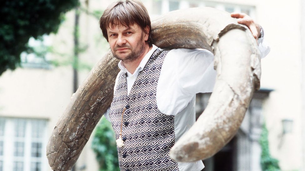 Bernard von Bredow con un colmillo de mamut