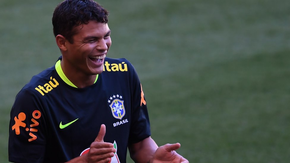 Thiago Silva no es titular, pero el veterano defensa sigue aportando al grupo con su presencia en el vestuario. Thiago Silva