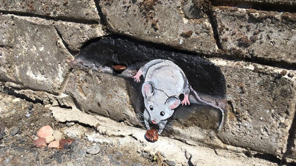 Мышь с орехом