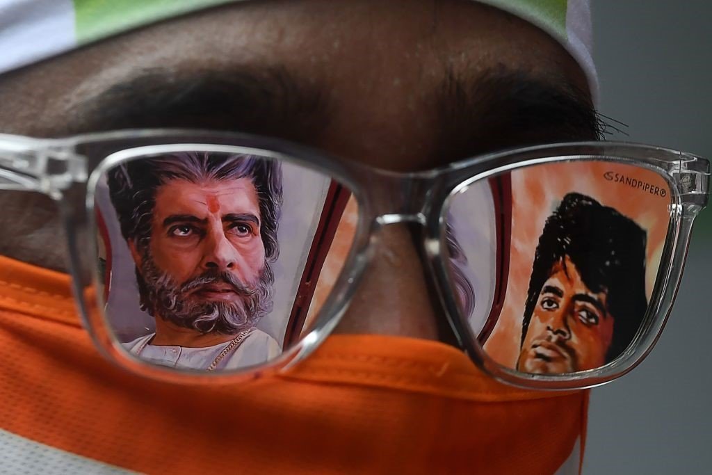 印度加爾各答一位男士的太陽鏡上倒映著寶萊塢影星阿米塔布·巴沙坎（Amitabh Bachchan）的宣傳海報