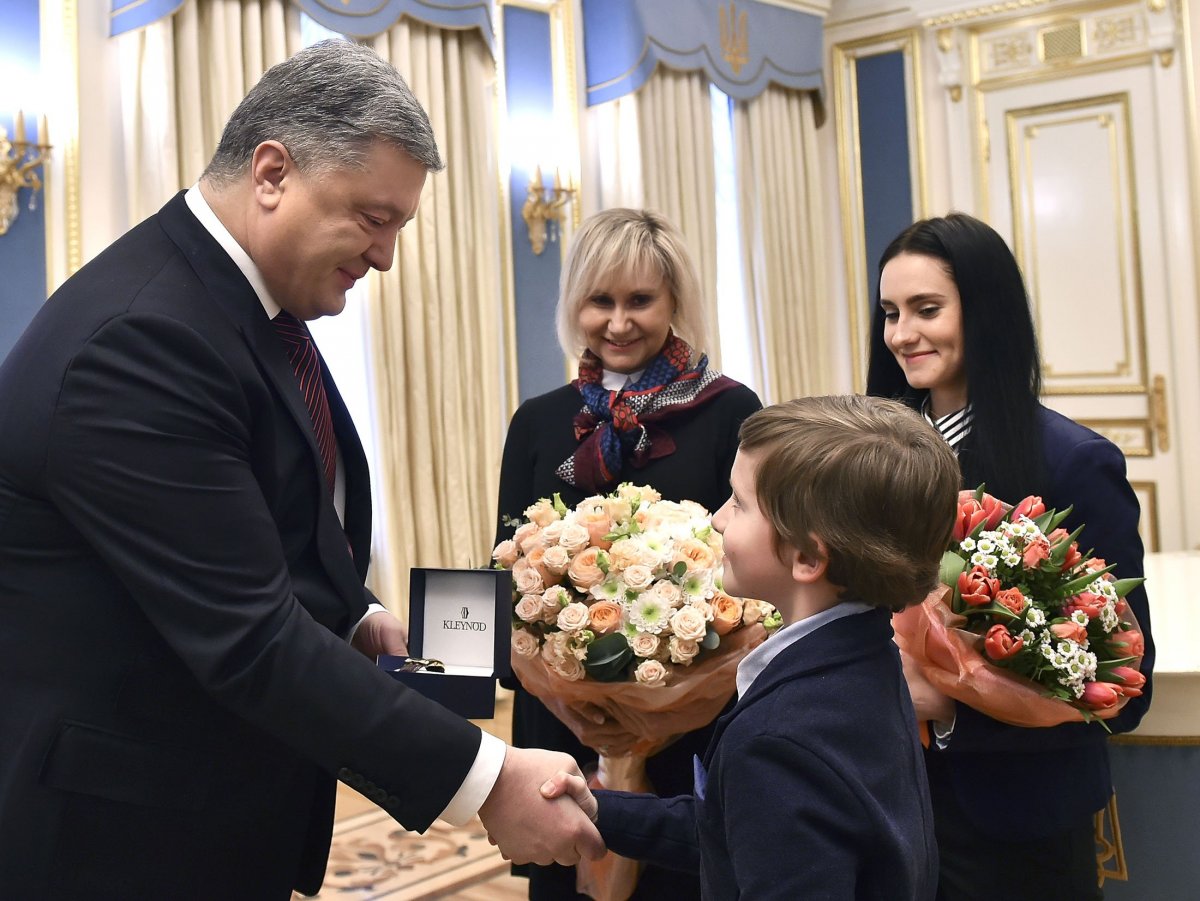 Президент Украины Петр Порошенко в день рождения украинского журналиста Романа Сущенко поздравляет его семью