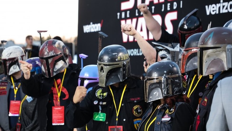 Fanáticos vestidos para la ocasión, con trajes de la Guerra de las Galaxias. Fanáticos con trajes de la película.