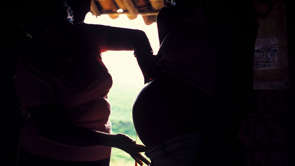muayene olan hamile bir kadın.