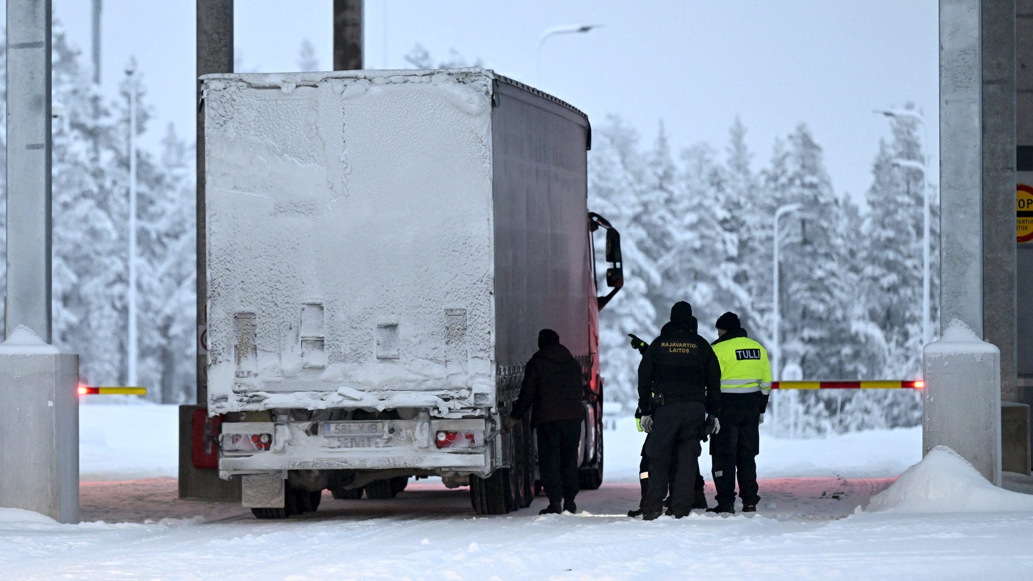 Finland to close entire Russian border after migrant surge