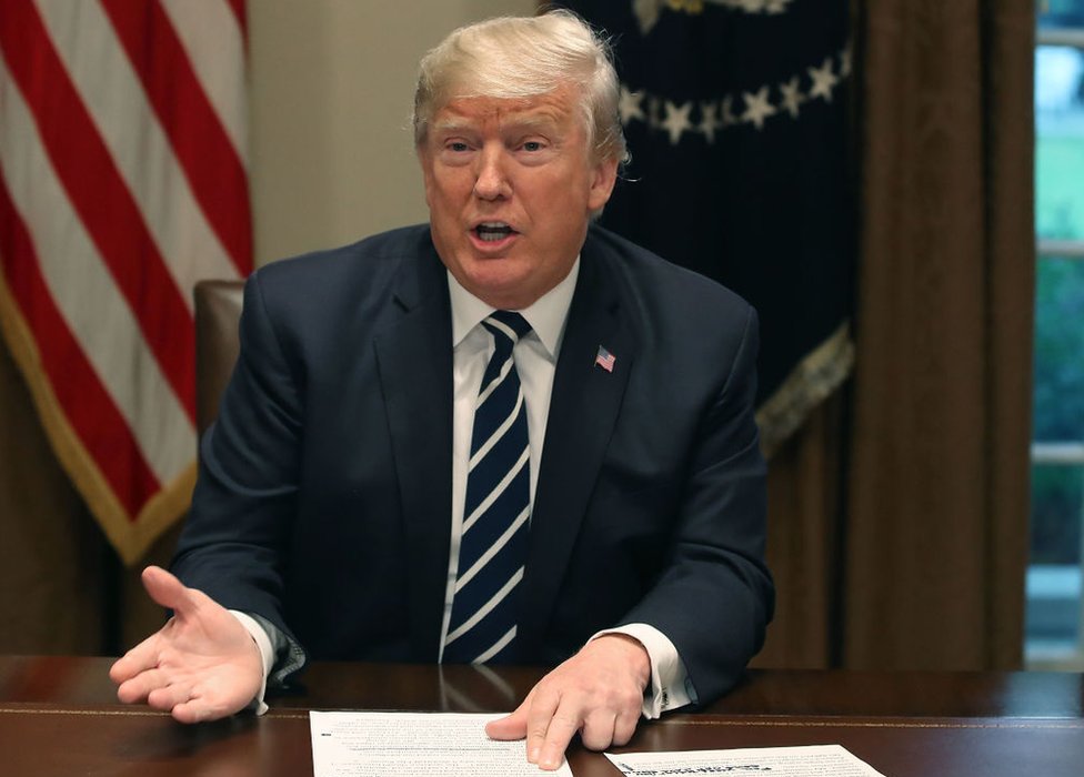 En la carta, Trump muestra una actitud moderada y amable nada habitual en su relación con el hasta ahora presidente de México, Enrique Peña Nieto. Trump habla en el Despacho Oval.