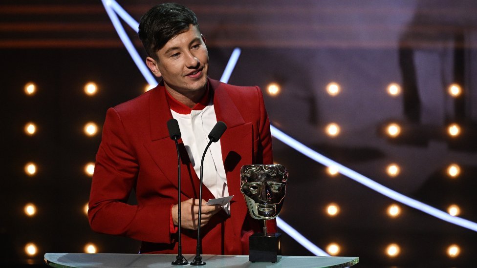 Barry Keoghan acceptando su premio Bafta.