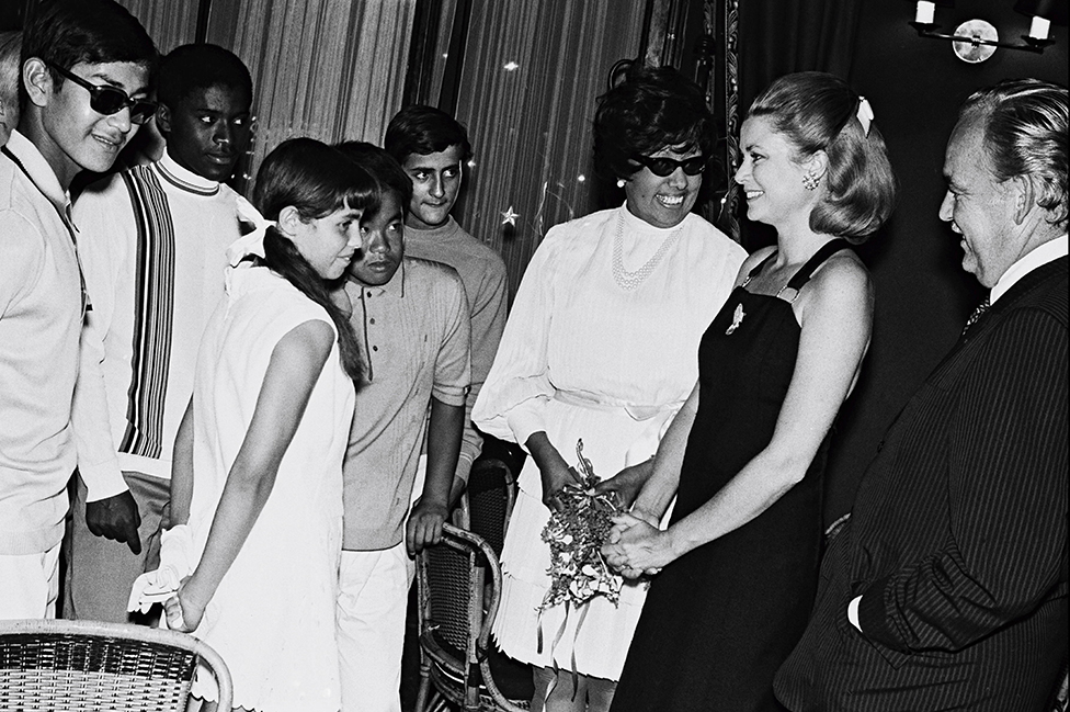 Grace Kelly and Prince Raniero welcome Josephine Baker and their children to Monaco in 1969.