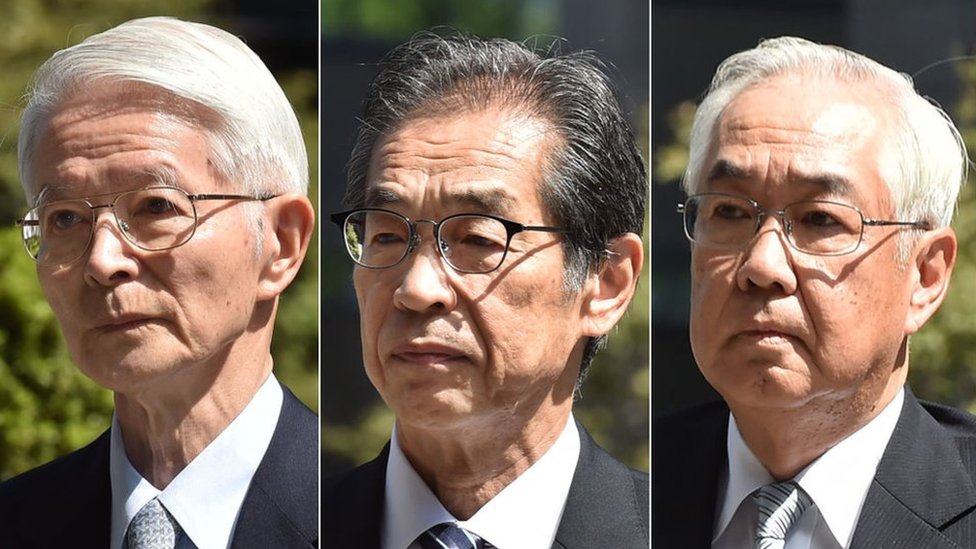 Цунехиса Кацумата (слева), Ичиро Такекуро (справа) и Сакаэ Муто (справа) в суде 19 сентября