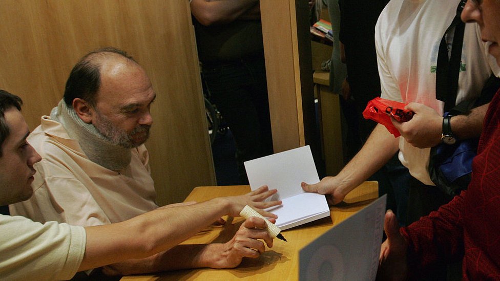 Fontanarrosa, aquí en 2006 en la Feria del Libro de Buenos Aires, libró antes de morir una dura batalla contra la esclerosis lateral amiotrófica,. Fontanarrosa