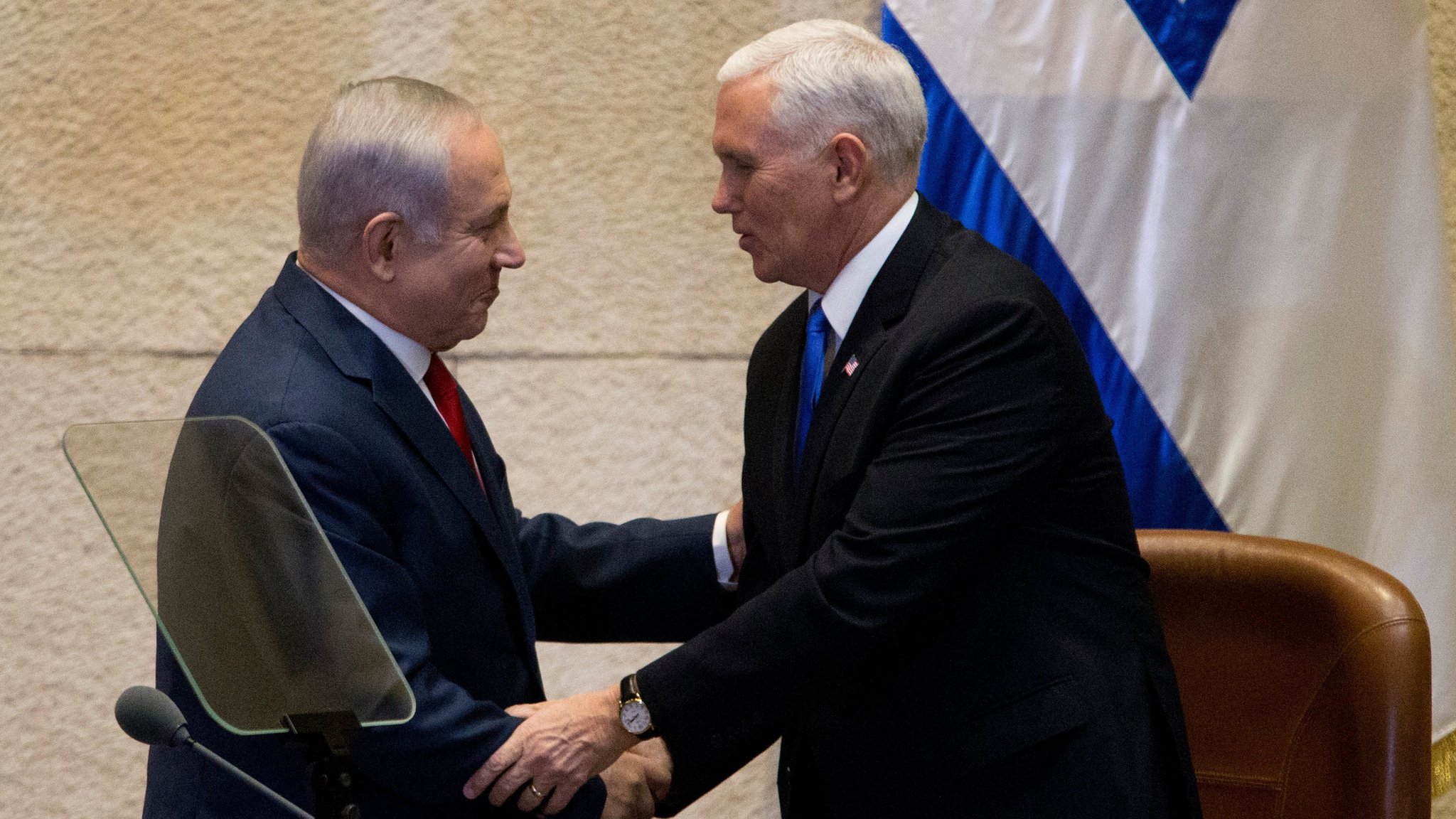 Премьер-министр Израиля Биньямин Нетаньяху пожимает руку вице-президенту США Майку Пенсу в Иерусалиме (22 января 2018 г.)