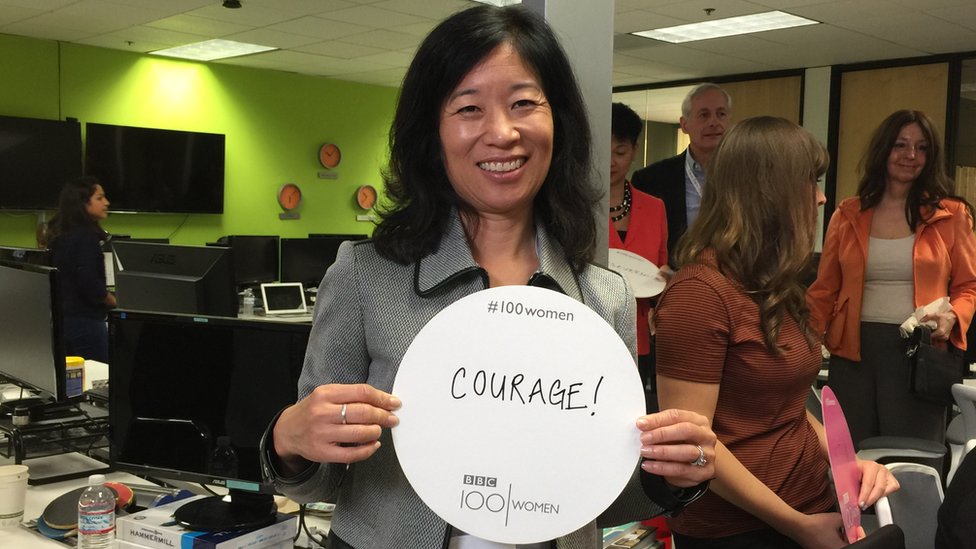 Para Lori Mackenzie es importante tener valor, perseverar y no dejarse desanimar por los fracasos o las negativas. (Foto: Beatriz Díez) Lori Mackenzie, experta de la Universidad de Stanford, California, en temas de género sostiene un cartel con la palabra "valor"