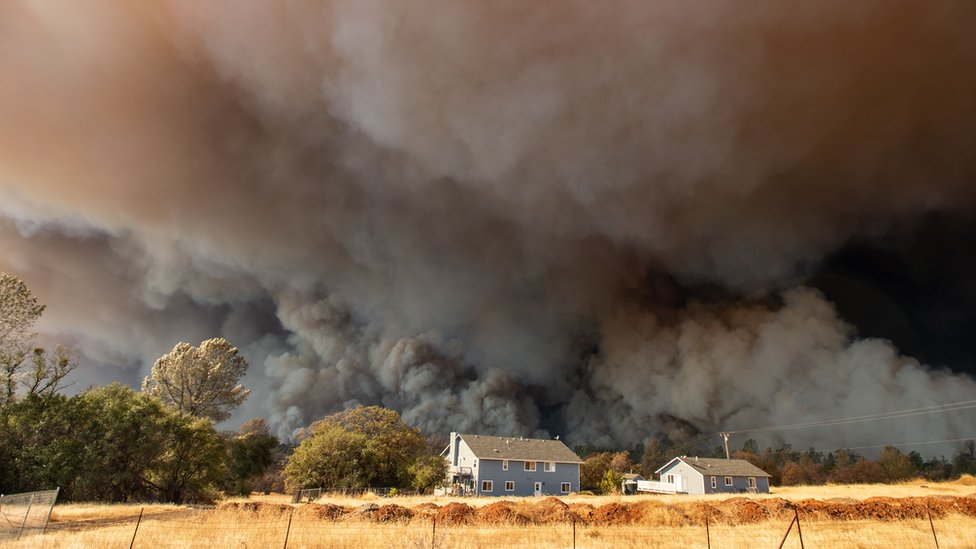 8 ноября 2018 года дом окутывают высокие клубы дыма, когда пожар в лагере мчится по Калифорнии