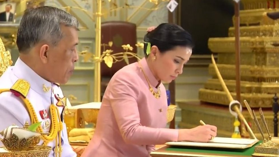 На этом скриншоте из видео Thai TV Pool, снятого 1 мая 2019 года, показана церемония, на которой король Таиланда Маха Ваджиралонгкорн официально женился на Сутиде Ваджиралонгкорн на Аюдхья в Бангкоке.