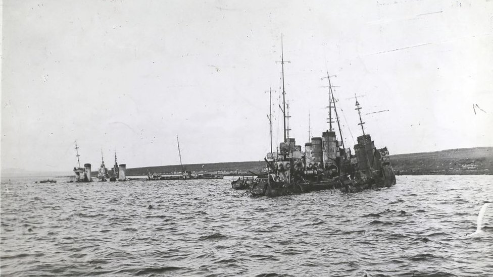 Uno de los barcos alemanes hundiéndose.