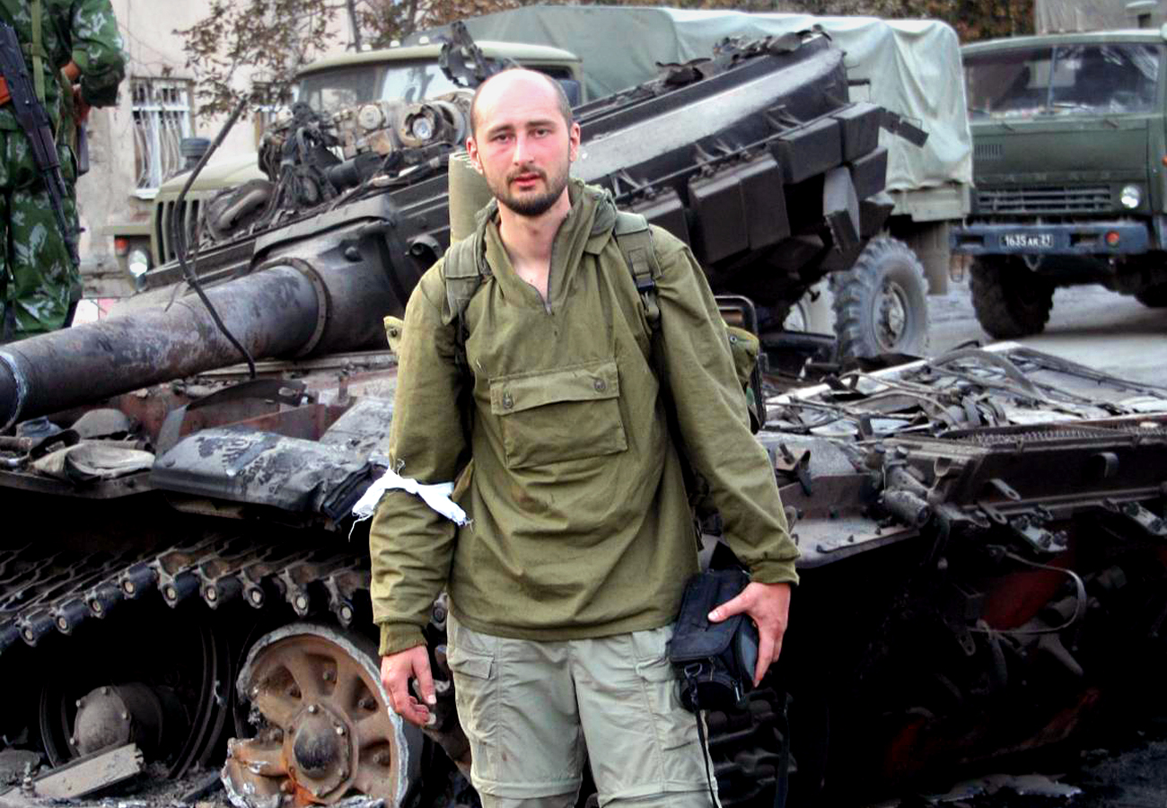 Arkadij Babčenko pozira ispred uništenog gruzijskog tenka u Južnoj Osetiji