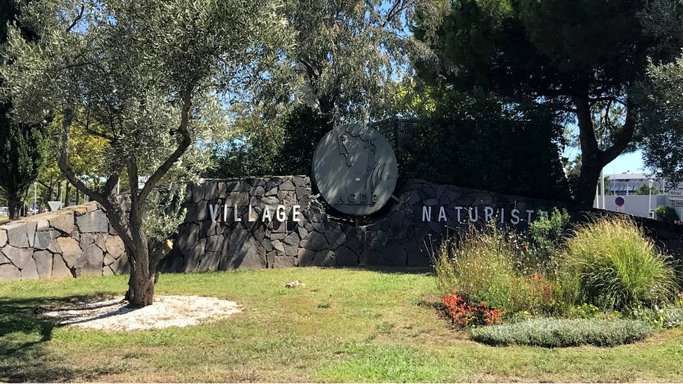 Ingreso s la villa naturista en Cap d'Agde.