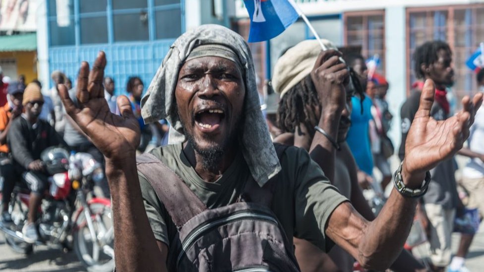 Hombre protestando en Puerto Príncipe, Haití, en febrero de 2021.
