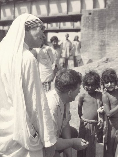 Foto de la Madre Teresa y su trabajo con los pobres, acompañada de representantes de la fundación ACN.