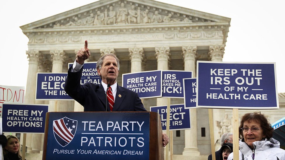 Para el congresista Ted Poe resulta incomprensible que el Freedom Caucus perdiera la oportunidad de derogar el Obamacare. Congresista republicano Ted Poe durante una protesta contra el Obamacare en 2015.