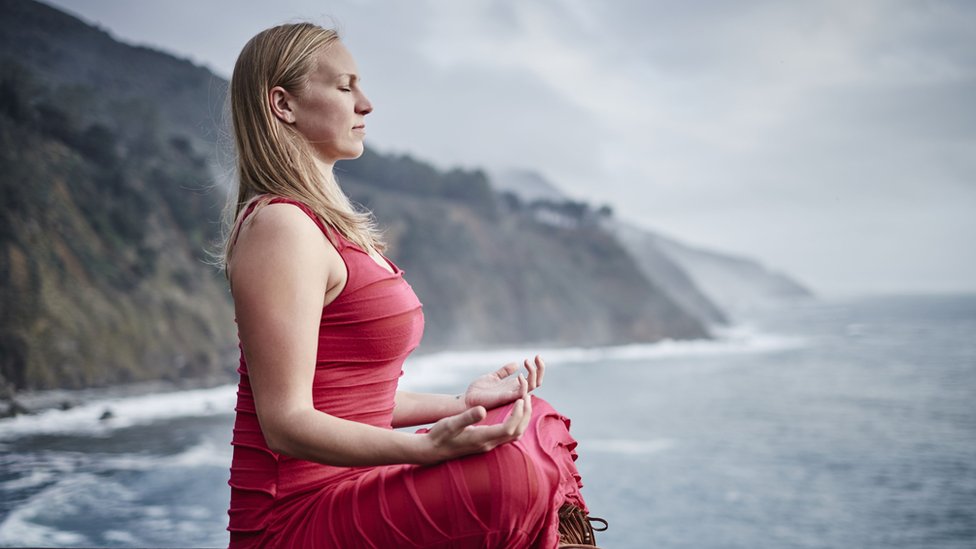 Mujer que medita en California