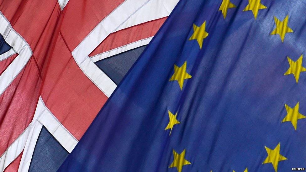 Флаг Британского Союза и флаг Европейского Союза вывешены возле Дома Европы в центре Лондона 9 июня 2015 года.
